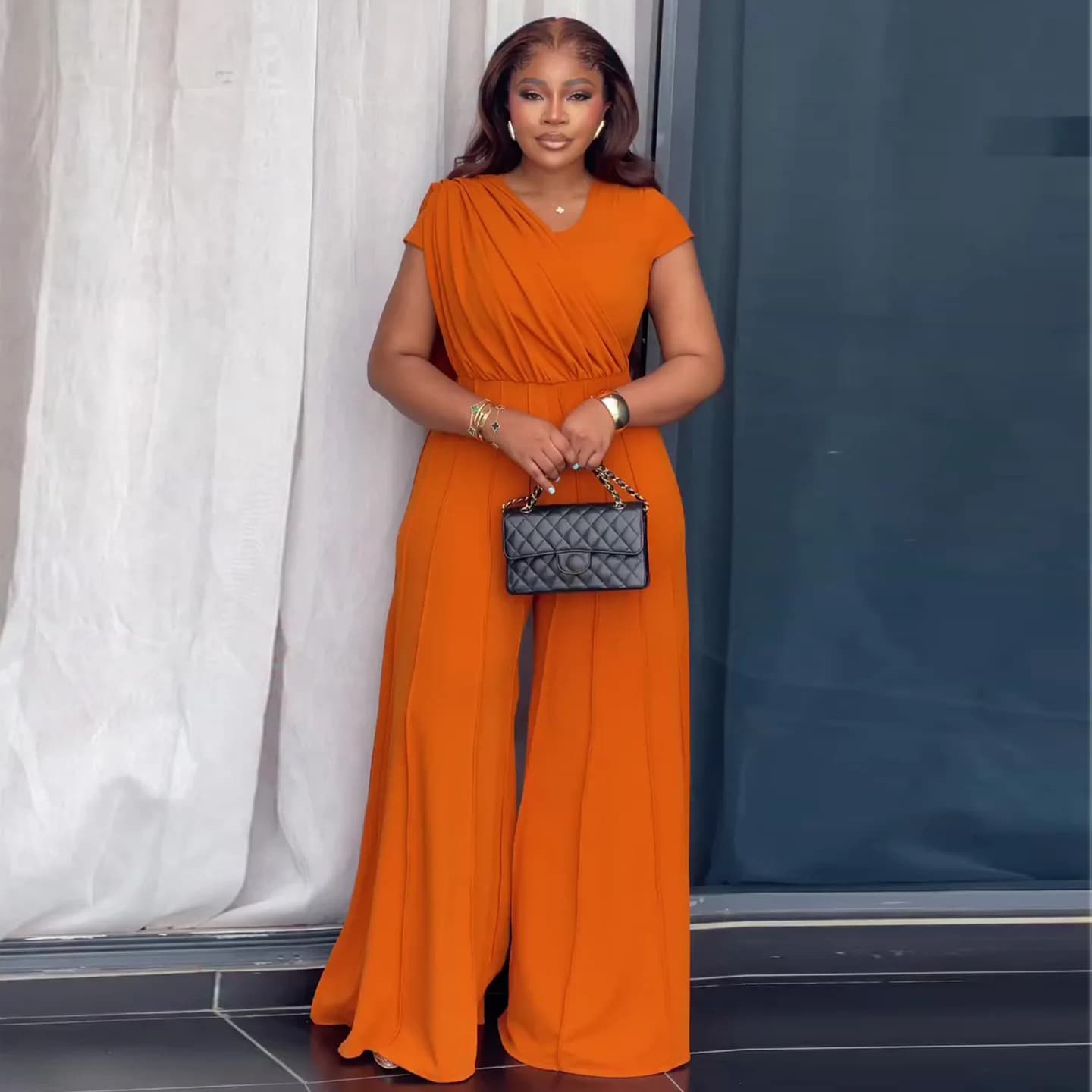Damen-Jumpsuit mit Raffungen, Mini-Länge, Kurzarm, V-Ausschnitt, Hohe Taille, Weite Beine, Lässiger Schnitt, Sommer 2026
