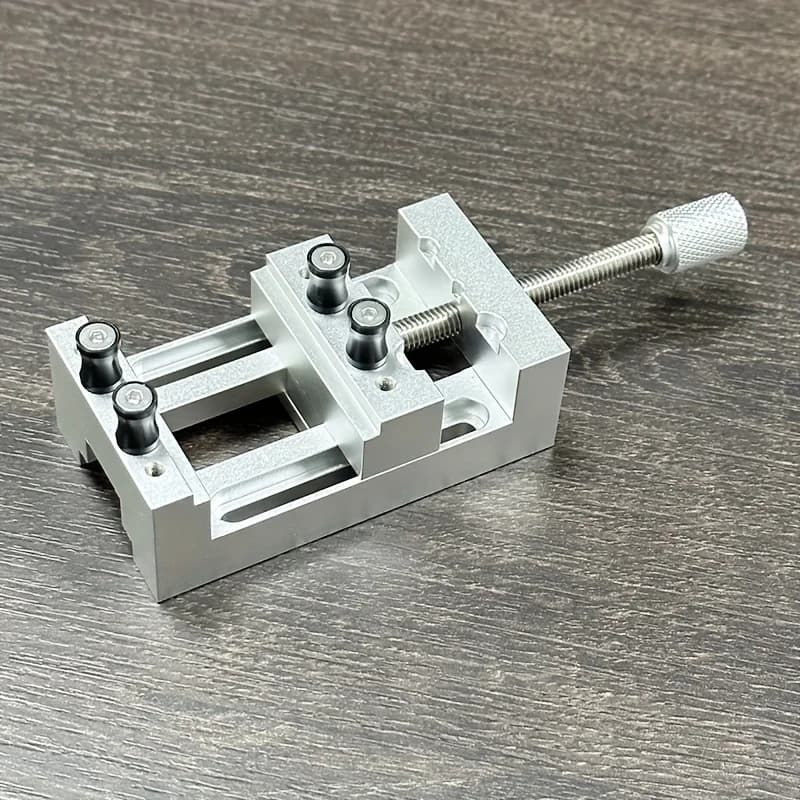 1 Stück Mini-Bohrmaschinen-Schraubstock mit weichen Gummibacken, 0–47 mm Spannbereich, Mini-Schraubstock-Klemme zum Basteln, Modellieren und