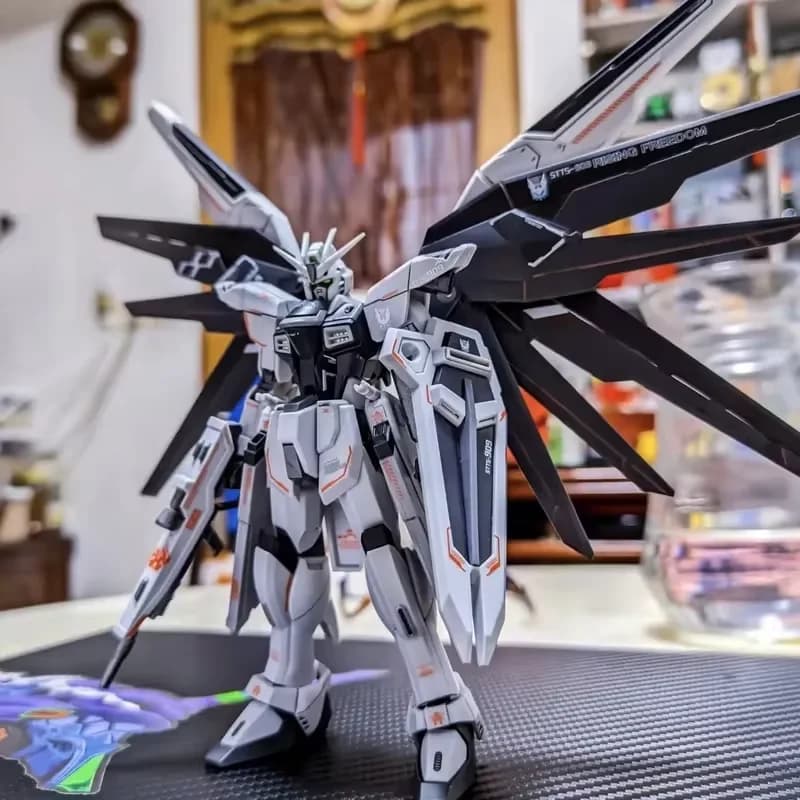 Newdom Unactivated Color Zgmf-X10a Hg 1/144 Mech Montagemodellbausatz Desktop-Dekoration Kinderspielzeug Geschenke Sammlerstück