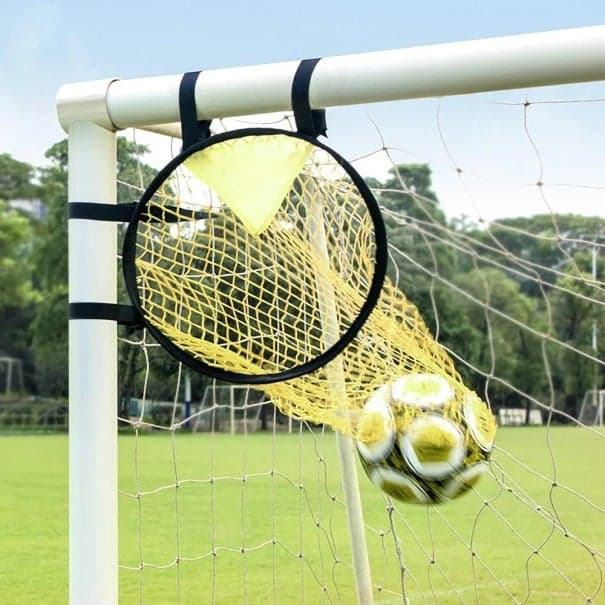 Fußballtor-Trainingsnetz für Eckschussübungen. Einfach am Tor zu befestigen. Hilft, Genauigkeit und Technik zu verbessern.