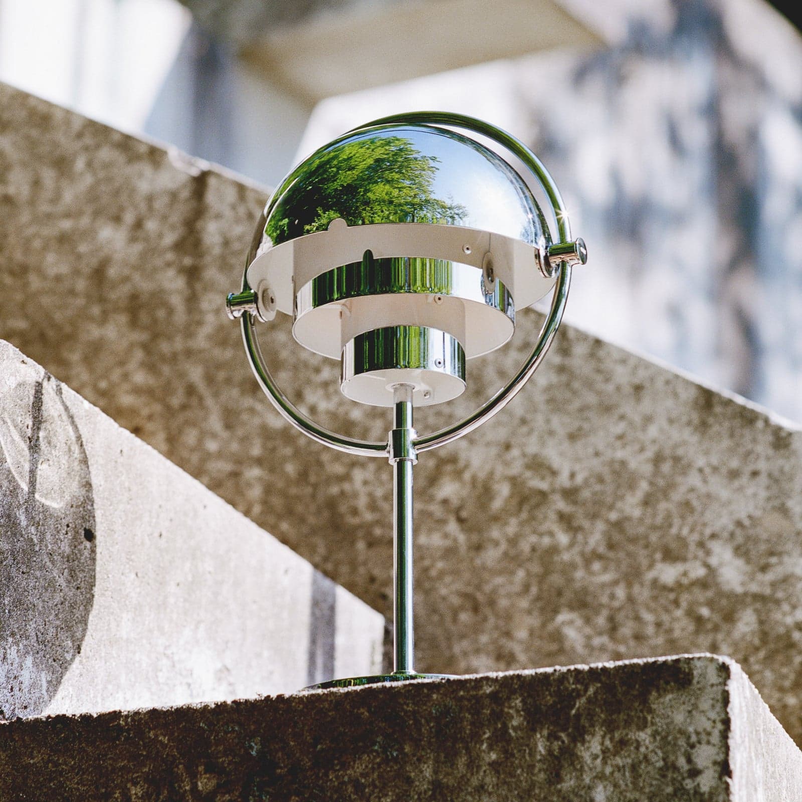 Multi-Lite Portable Tischlampe, chrom/chrom, 30 cm - GUBI - Wohnzimmer - Design - Metall - Mit Schirm