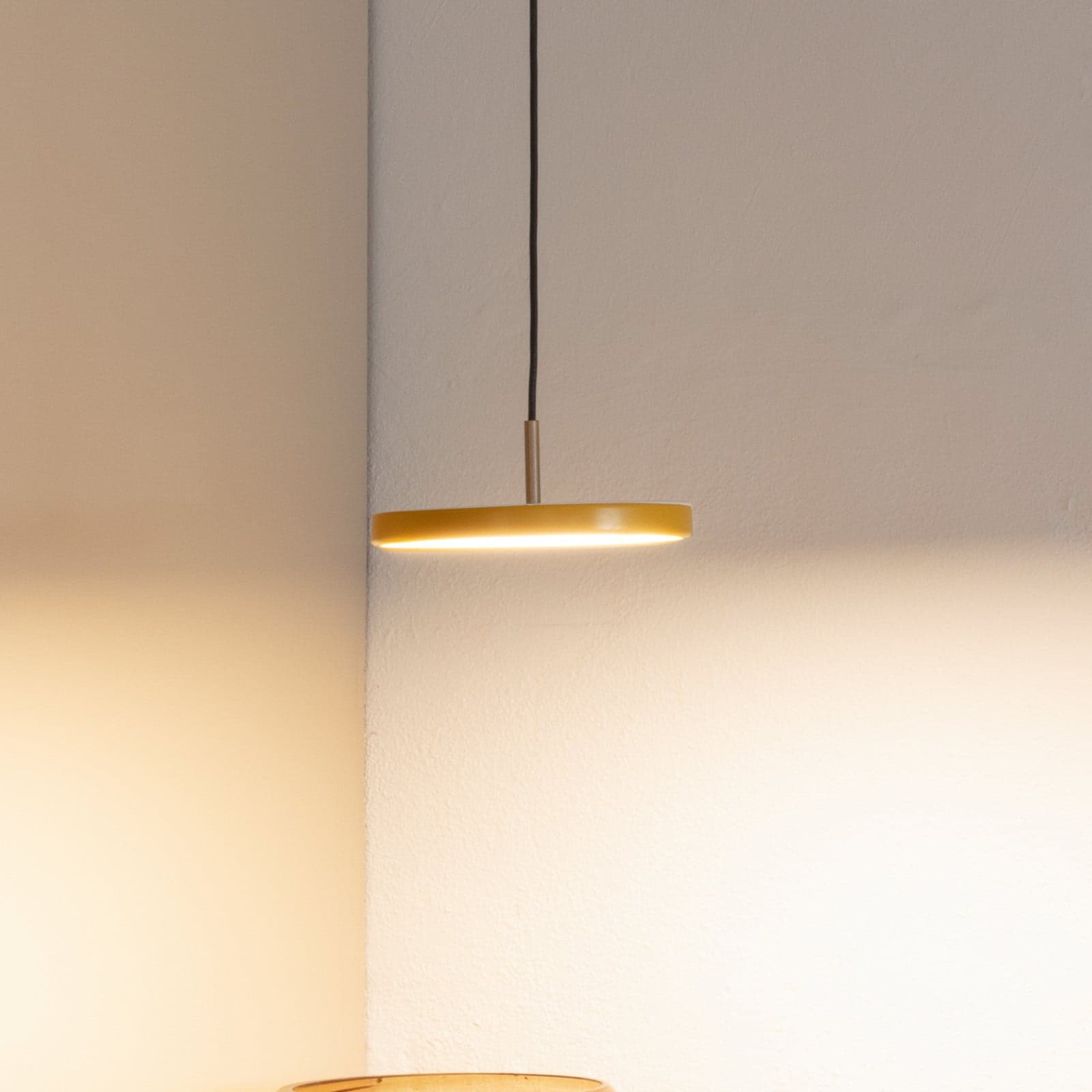 Asteria Pendelleuchte Micro V2 Saffron Yellow Asteria Micro V2 UMAGE - Wohnzimmer - Skandinavisch - Metall - Einflammig