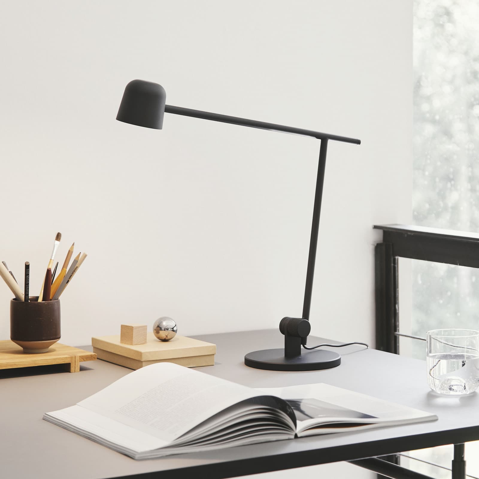 Satellite Tischleuchte Matt Black FRANDSEN - Arbeitszimmer / Büro - Design - Metall - Mit Schirm