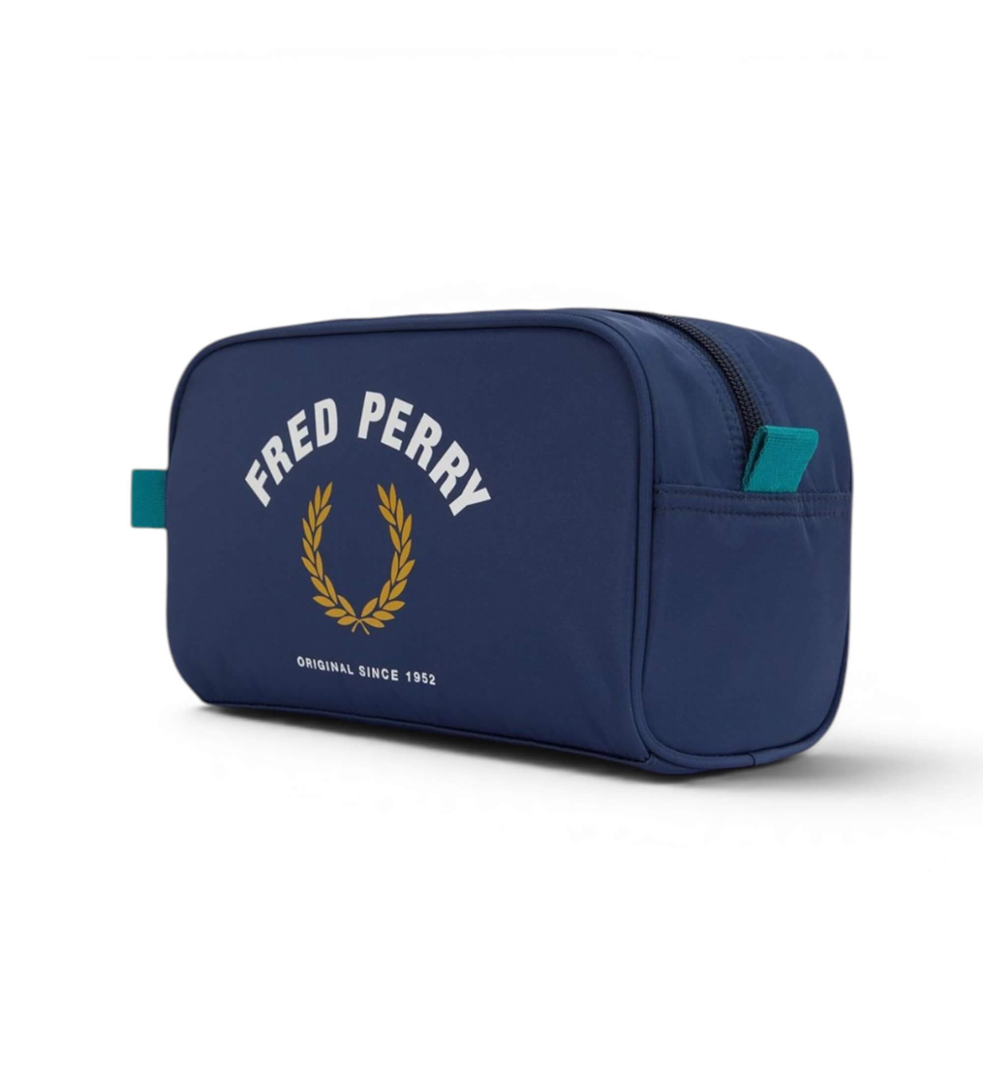 Fred Perry für Herren. L2805 Marineblaue Sport-Kulturtasche aus Nylon (OSFA), Lässig, Sportlich, Baumwolle